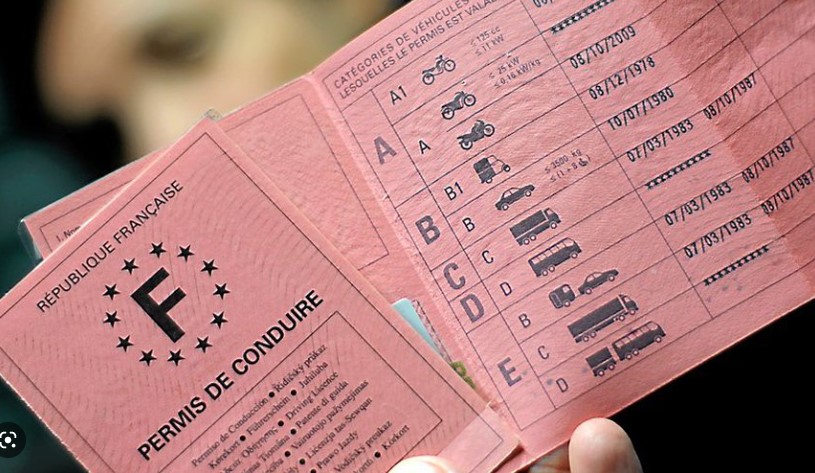 Nouveau permis de conduire : le célèbre papier rose en 3 volets