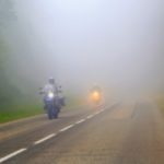 Rouler à moto dans le brouillard