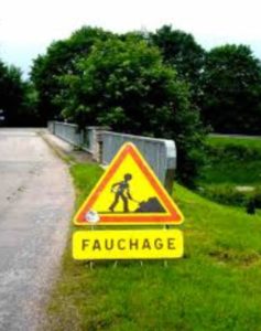 rouler à moto dans une zone de fauchage (travaux)